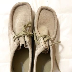 Clarks size 10 chukka shoes